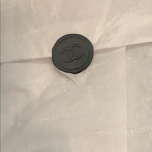 CHANEL Gift Box - Picture 5 of 7